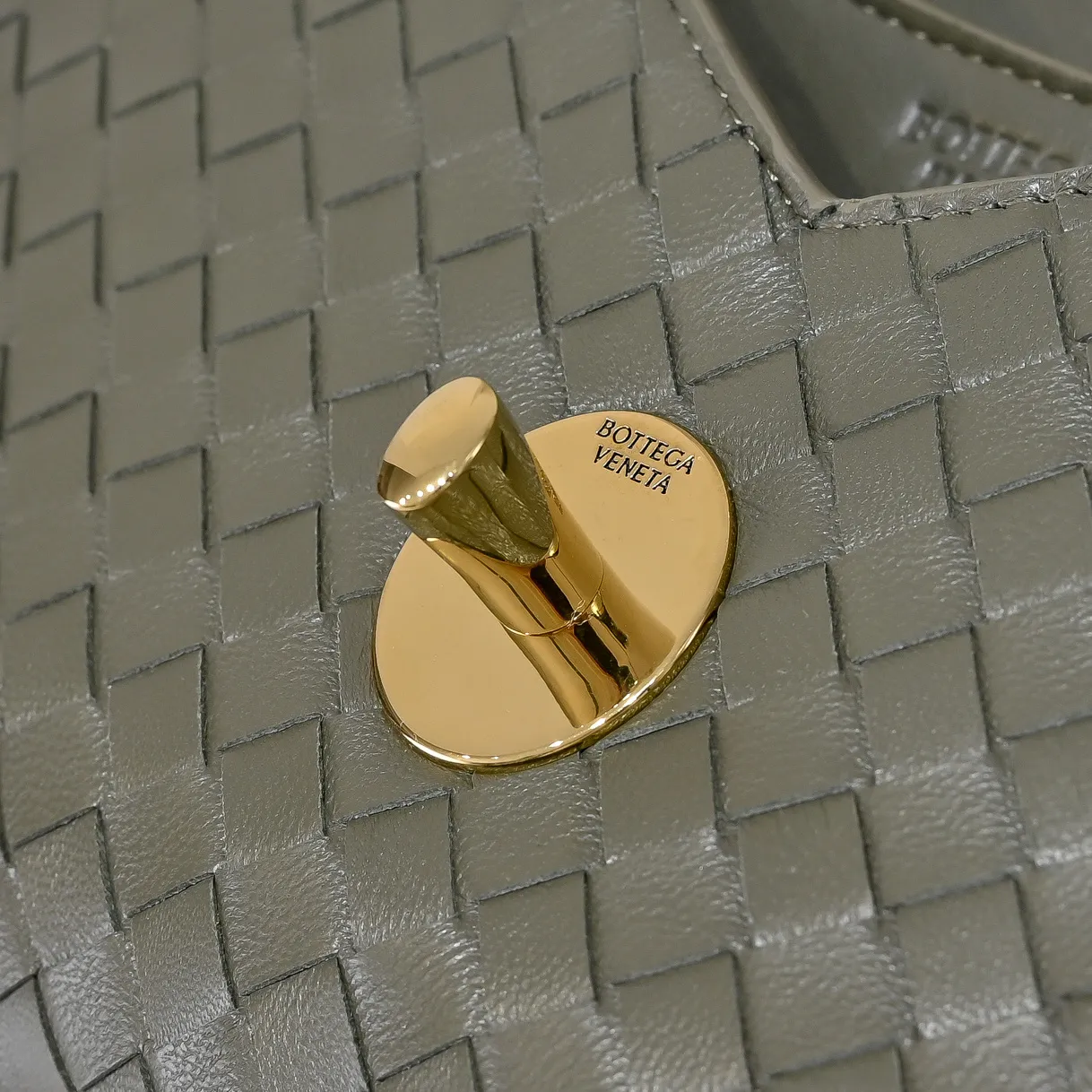 Batch 1660 #Bv new Knot Lock crossbody bag 🎈2025 early spring kont lock new series is hot on the market 🔥The brand's classic weaving process, with kont's metal rotating buttons, are exquisite and eye-catching, which is a luxurious embellishment of details. The upper body is elegant and elegant, with internal double compartments + card slots + back compartment. Super versatile, multiple carrying methods, detachable shoulder strap, portable/shoulder/cross-body, retro and fashionable, easy to carry with exquisite old-line style🫴 Model: 7191 Size: 25x16x5.5
